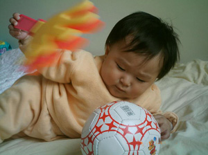 一两岁的孩子多玩球有助于生长发育(图)