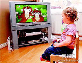 关灯看电视损害眼睛(图)