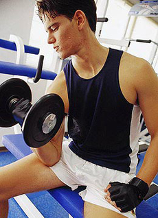 哑铃健身的三大常见误区(图)