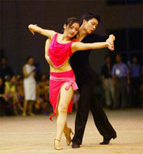 处身于舞动中的拉丁舞(图)