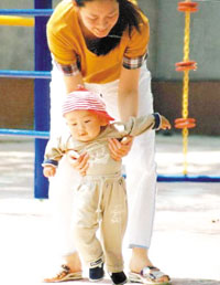 学走路牵手莫忘护肘(图)